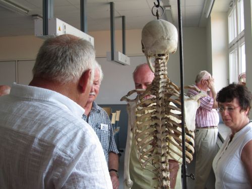 Ehemalige Schüler im Biologieraum Mittelschule Freiburg (Elbe)