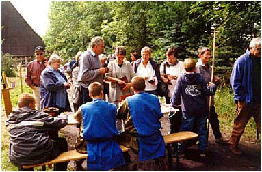 Mittelschule Freiburg (Elbe) Dieses Bild zeigt Teilnehmer des Klassentreffens 2000 bei ihrem Besuch im mittelalterlichen Dorf Op de Hörn