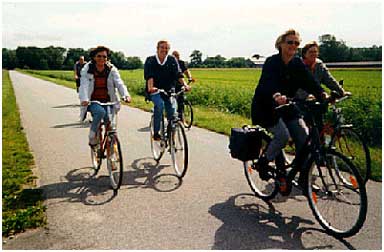 Mittelschule Freiburg (Elbe) Dieses Bild zeigt Teilnehmer Klassentreffen 2000 bei einem Fahrradausflug