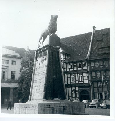 Mittelschule Freiburg (Elbe) Statue Löwe vor dem Dom in Braunschweig