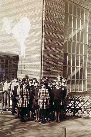 Mittelschule Freiburg. Einschulungsjahrgang 1959 freut sich auf die neuen Schulräume ab 1960.