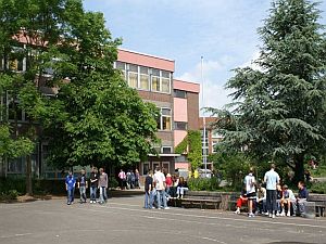 Bild des Pausenhof aus einer Präsentation Haupt- und Realschule Freiburg aus dem Jahr 2008. Click...