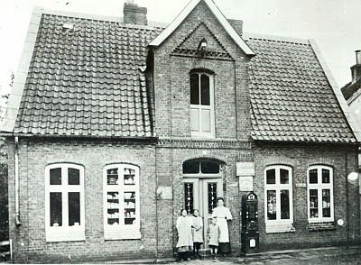 Kaufladen Huelsen in Freiburg ; direkt gegenueber der Mittelschule Freiburg (Elbe)